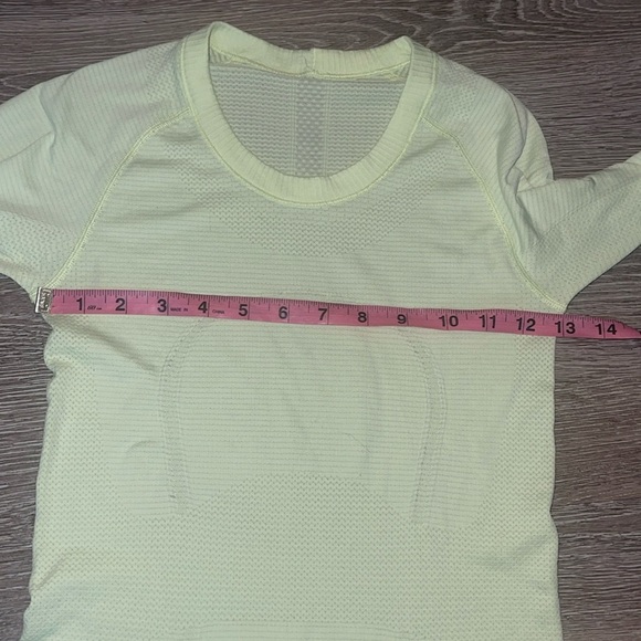- Lululemon athletica swifty top size long sleeve size 4 bright yellow green - Picture 5 of 8
